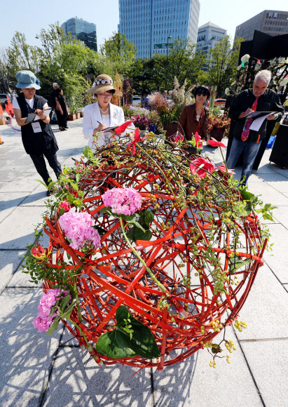 24일 오전 서울 광화문 광장에서 ‘고전과 현대 도심의 어울림’을 주제로 ‘2012 국제꽃장식대회’가 열리고 있다.  연합뉴스