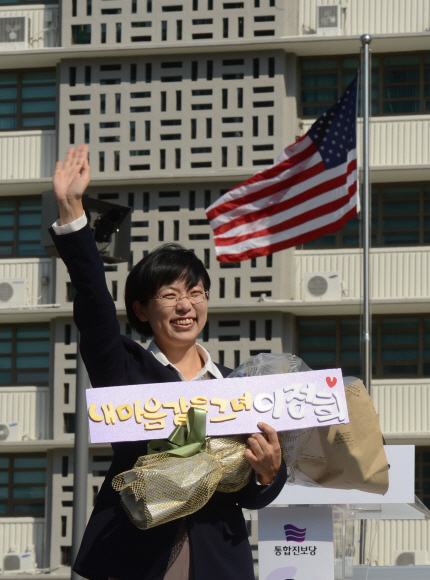 통합진보당 이정희 전 대표가 25일 서울 광화문 광장에서 대선 출마를 선언한 뒤 지지자들에게 손을 흔들며 인사하고 있다. 안주영기자 jya@seoul.co.kr