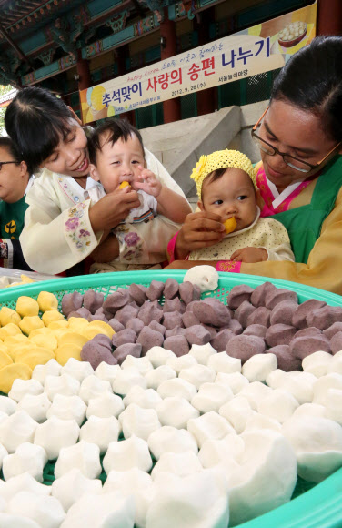 송파구가 추석을 맞아 26일 오전 서울 송파구 석촌호수 서호 서울놀이마당에서 다문화가정 결혼이민여성들과 함께 사랑의 송편 나누기 행사를 하고 있다.  연합뉴스