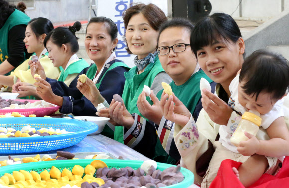 송파구가 추석을 맞아 26일 오전 서울 송파구 석촌호수 서호 서울놀이마당에서 다문화가정 결혼이민여성들과 함께 사랑의 송편 나누기 행사를 하고 있다.  연합뉴스