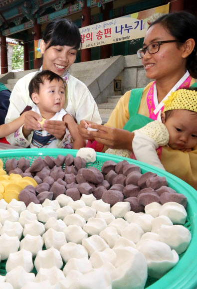 송파구가 추석을 맞아 26일 오전 서울 송파구 석촌호수 서호 서울놀이마당에서 다문화가정 결혼이민여성들과 함께 사랑의 송편 나누기 행사를 하고 있다.  연합뉴스