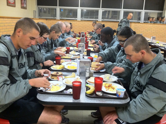 26일 오전(현지시간) 미국 미주리주 포트 레너드우드 육군 기지 식당에서 신병들이 아침식사를 하고 있다. 유기농 일색의 건강식이지만 시간 제한으로 신병들은 식사를 제대로 마치지 못했다.
