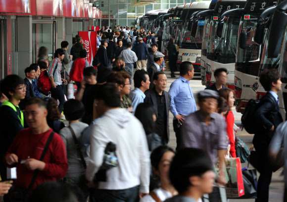 추석 연휴를 하루 앞둔 28일 오전 서울 서초구 강남 고속터미널에서 귀성객들로 붐비고 있다.  연합뉴스