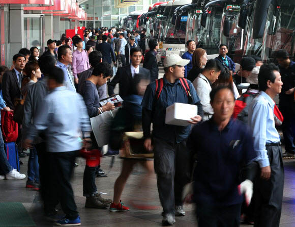 추석 연휴를 하루 앞둔 28일 오전 서울 서초구 강남 고속터미널에서 귀성객들로 붐비고 있다.  연합뉴스