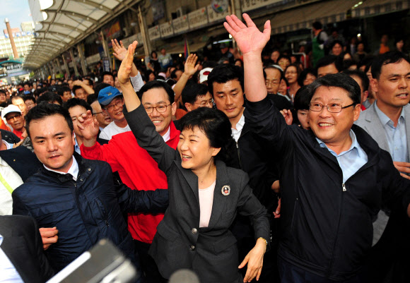 새누리당 박근혜 대선후보가 28일 오후 대구시 중구 서문시장을 방문해 시민들에게 손을 흔들며 인사하고 있다. 대구 연합뉴스