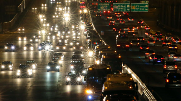 민족 최대 명절인 추석 연휴를 하루 앞둔 28일 귀성객의 이동이 시작됐다. 한국도로공사는 이날 중 서울을 빠져나가는 차량이 45만대가 될 것으로 예상했다. 사진은 오후 8시께 성남시 분당구 궁내동 톨게이트에서 바라본 귀성 차량들의 모습. 연합뉴스