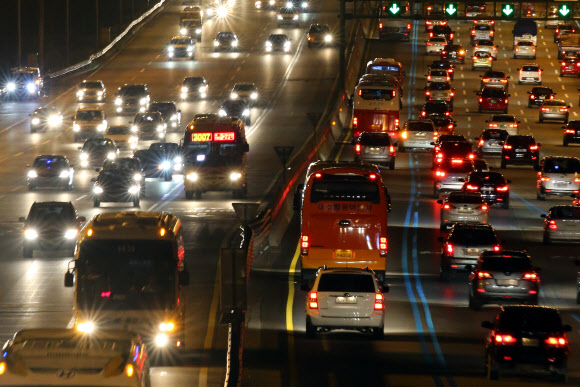 민족 최대 명절인 추석 연휴를 하루 앞둔 28일 귀성객의 이동이 시작됐다. 한국도로공사는 이날 중 서울을 빠져나가는 차량이 45만대가 될 것으로 예상했다. 사진은 오후 8시께 성남시 분당구 궁내동 톨게이트에서 바라본 귀성 차량들의 모습. 연합뉴스