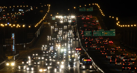 민족 최대 명절인 추석 연휴를 하루 앞둔 28일 귀성객의 이동이 시작됐다. 한국도로공사는 이날 중 서울을 빠져나가는 차량이 45만대가 될 것으로 예상했다. 사진은 오후 8시께 성남시 분당구 궁내동 톨게이트에서 바라본 귀성 차량들의 모습. 연합뉴스