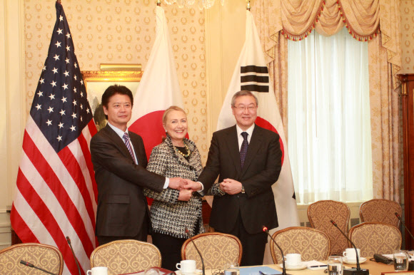 28일 미국 뉴욕 맨해튼에서 열린 한.미.일 외교장관 회담에서 김성환 외교통상부 장관과 힐러리 클린턴 미 국무장관, 겐바 고이치로(오른쪽부터) 일본 외무상이 손을 맞잡고 있다. 뉴욕 연합뉴스