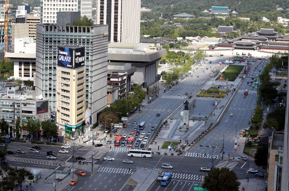 추석을 하루 앞둔 29일 오전 서울을 빠져나간 귀성 차량들로 인해 세종로가 평소보다 한산한 모습을 보이고 있다. 연합뉴스
