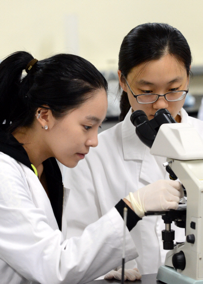 연구실에서 전통 발효 식품에 대한 실험을 하고 있는 국민대 발효융합학과 학생들.