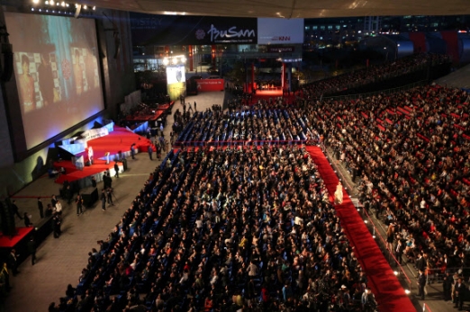 4일 부산 우동 영화의전당 야외무대에서 안성기와 중국 여배우 탕웨이의 사회로 진행된 개막식을 시작으로 제17회 부산국제영화제의 막이 올랐다. <br>연합뉴스