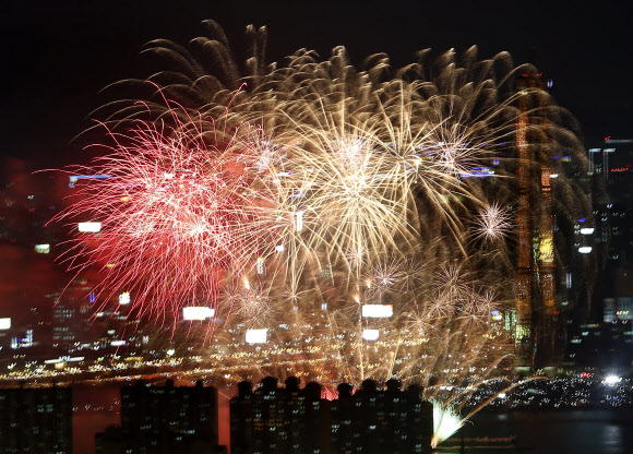 6일 오후 서울 여의도 한강공원에서 열린 서울세계불꽃축제에서 화려한 불꽃들이 하늘을 수놓고 있다. 연합뉴스