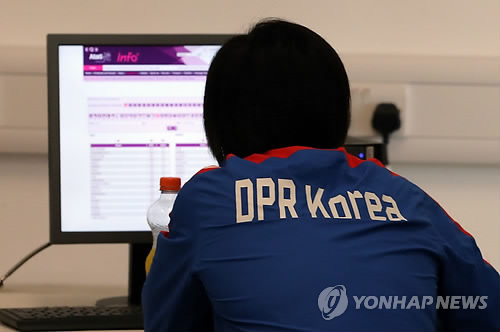 2012런던올림픽에 참가한 북한 여자 수영선수가 28일(한국시각) 올림픽파크 내 아쿠아틱센터 로비에 설치된 컴퓨터와 인터넷망을 이용해 올림픽 정보 페이지를 살펴보고 있다. 연합뉴스