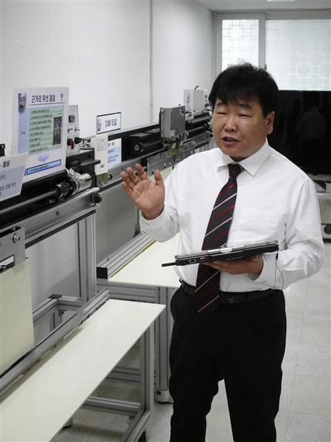8일 노경원 소명 사장이 경기 군포 본사 연구실에서 새로 개발한 전동차 기계식 잠금 시스템에 대해 설명하고 있다.  소명 제공