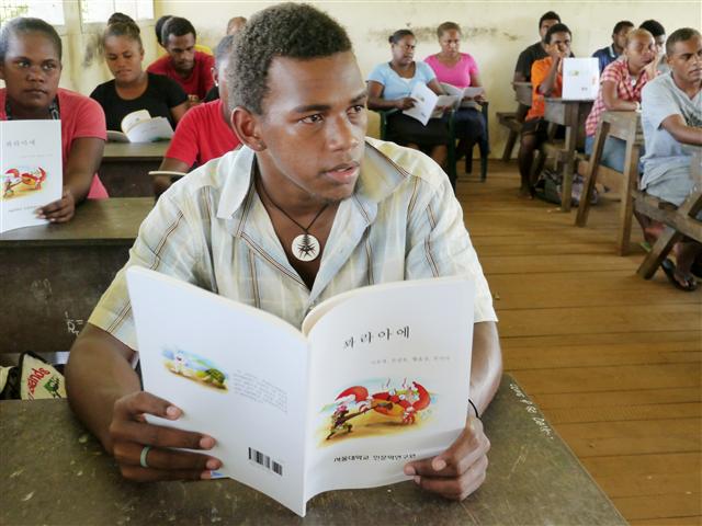 카리어 교과서를 읽고 있는 아라레 중학교 학생.
