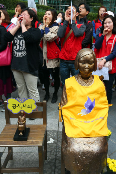 10일 오후 서울 종로구 주한일본대사관 앞에서 열린 일본군 위안부 문제해결 촉구 수요집회에서 참가자들이 일본 대사관을 향해 소리치고 있다.  연합뉴스