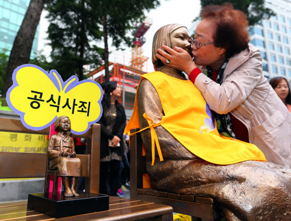 10일 오후 서울 종로구 주한일본대사관 앞에서 열린 일본군 위안부 문제해결 촉구 수요집회에서 이용수 할머니가 소녀상에게 뽀뽀를 하고 있다.  연합뉴스