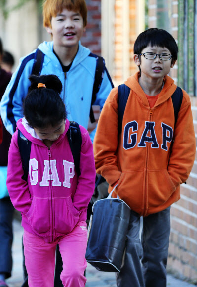 쌀쌀한 아침 날씨를 보인 11일 오전 두툼한 옷차림을 한 초등학생들이 서울 중구 정동 인근을 지나 등교하고 있다.  연합뉴스