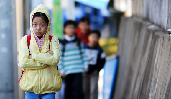 쌀쌀한 아침 날씨를 보인 11일 오전 두툼한 옷차림을 한 초등학생들이 서울 중구 정동 인근을 지나 등교하고 있다.  연합뉴스