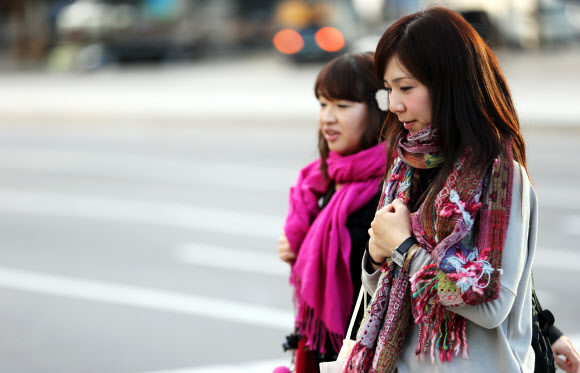 쌀쌀한 아침 날씨를 보인 11일 오전 외국인 관광객들이 서울 광화문광장 인근을 지나고 있다. 연합뉴스