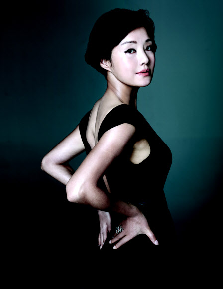 배우 장미희가 50대의 나이를 믿기 어려울 정도로 촉촉하게 빛나는 물광 피부와 S라인 몸매를 과시해 눈길을 모으고 있다.   