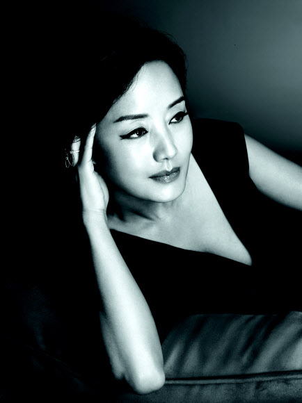 배우 장미희가 50대의 나이를 믿기 어려울 정도로 촉촉하게 빛나는 물광 피부와 S라인 몸매를 과시해 눈길을 모으고 있다.  