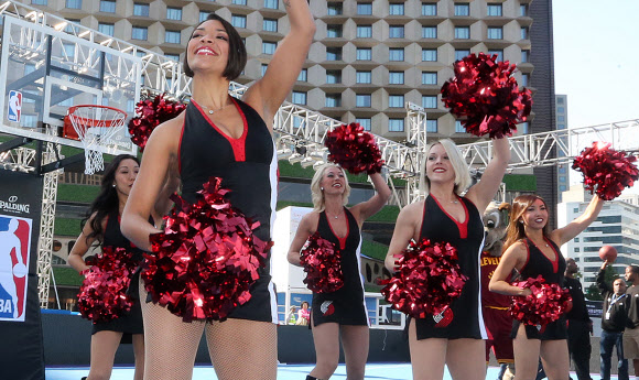 미국프로농구(NBA) 포틀랜드 트레일블레이저스 댄스팀 치어리더들이 12일 서울광장에서 ‘2012 NBA 3X 코리아 길거리 농구대회’ 홍보 공연을 하고 있다. 연합뉴스