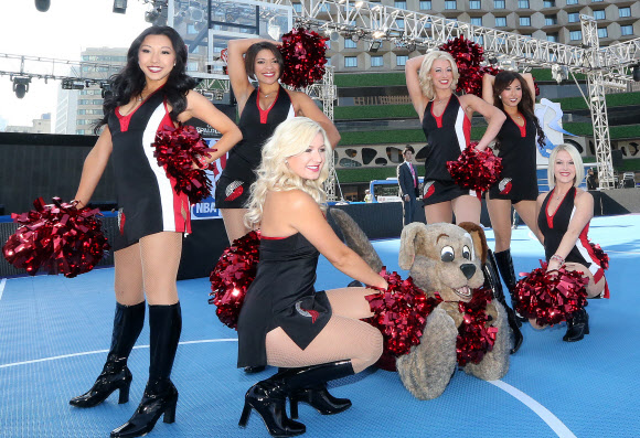 미국프로농구(NBA) 포틀랜드 트레일블레이저스 댄스팀 치어리더들이 12일 서울광장에서 ‘2012 NBA 3X 코리아 길거리 농구대회’ 홍보 공연을 하고 있다. 연합뉴스