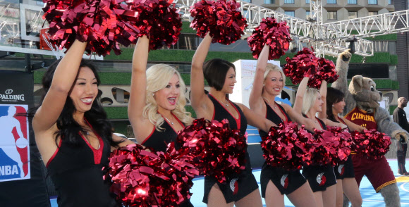 미국프로농구(NBA) 포틀랜드 트레일블레이저스 댄스팀 치어리더들이 12일 서울광장에서 ‘2012 NBA 3X 코리아 길거리 농구대회’ 홍보 공연을 하고 있다. 연합뉴스