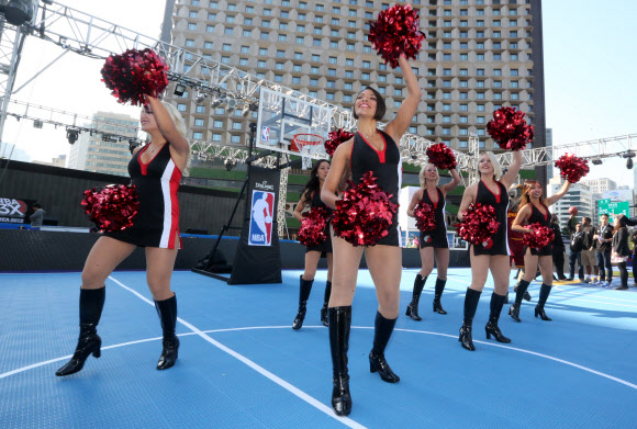 미국프로농구(NBA) 포틀랜드 트레일블레이저스 댄스팀 치어리더들이 12일 서울광장에서 ‘2012 NBA 3X 코리아 길거리 농구대회’ 홍보 공연을 하고 있다. 연합뉴스