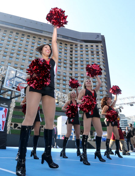 미국프로농구(NBA) 포틀랜드 트레일블레이저스 댄스팀 치어리더들이 12일 서울광장에서 ‘2012 NBA 3X 코리아 길거리 농구대회’ 홍보 공연을 하고 있다. 연합뉴스