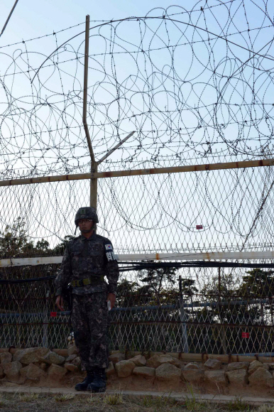 북한군이 귀순한 강원 고성군 최전방 관측소 부대의 철책선 현장에서 12일 한 국군 장교가 서 있다.  고성 정연호기자 tpgod@seoul.co.kr