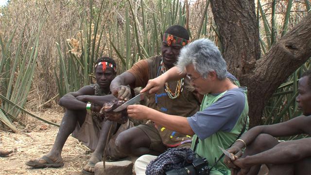 탄자니아에 정착한 동물 다큐멘터리 작가 이종렬(왼쪽 세 번째)씨가 원시 부족인 하자베족의 사냥을 돕고 있다.  EBS 제공