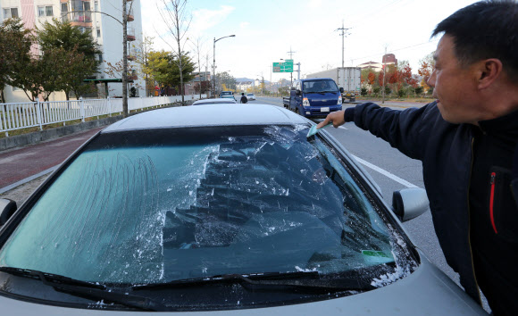15일 강원 평창군 대관령 지역의 최저기온이 올해 가을 들어 가장 낮은 영하 1도까지 떨어졌다. 대관령 지역의 주민들이 차창에 얼어붙은 얼음을 제거하고 있다. 연합뉴스 연합뉴스