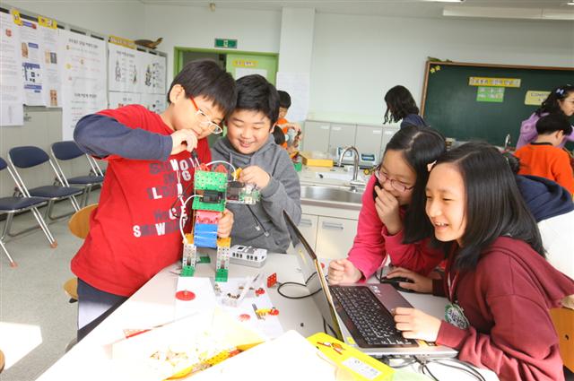 서울지역 STEAM연구시범학교로 선정된 서대문구 이화여대부속초등학교의 학생들이 로봇을 만들며 과학, 기술, 공학, 수학 등 여러 과목을 두루 익히고 있다. 한국과학창의재단 제공