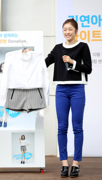 하이트진로는 지난 13일 부산 해운대구 롯데백화점 센텀점에서 자사 맥주 브랜드 하이트의 모델인 김연아 선수와 함께 ‘깨끗한 기부’ 자선바자회를 개최, 김연아 선수가 하이트맥주 광고 촬영 당시 착용했던 의상을 소개하고 있다. 연합뉴스