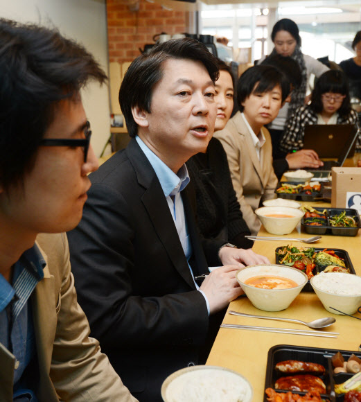 무소속 안철수 대선후보가 16일 서울 종로구 통인시장을 방문, 직장인들과 ‘도시락 번개(즉석 모임)’를 갖고 직장생활, 육아 등에 관한 이야기를 나누고 있다.  연합뉴스
