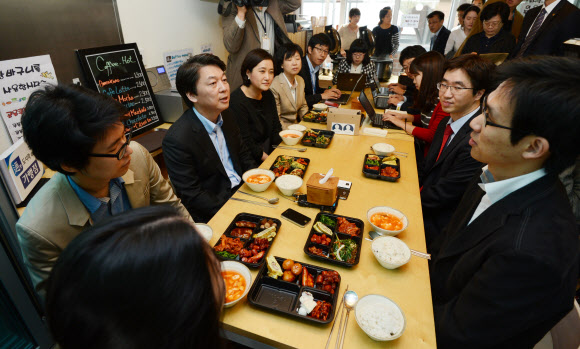 무소속 안철수 대선후보가 16일 서울 종로구 통인시장을 방문, 직장인들과 ‘도시락 번개(즉석 모임)’를 갖고 직장생활, 육아 등에 관한 이야기를 나누고 있다.  연합뉴스