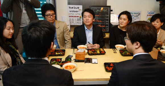 무소속 안철수 대선후보가 16일 서울 종로구 통인시장을 방문, 직장인들과 ‘도시락 번개(즉석 모임)’를 갖고 직장생활, 육아 등에 관한 이야기를 나누고 있다.  연합뉴스