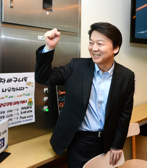 무소속 안철수 대선후보가 16일 서울 종로구 통인시장을 방문, 직장인들과 ‘도시락 번개(즉석 모임)’를 갖기 전 시민들의 파이팅에 화답하고 있다.  연합뉴스