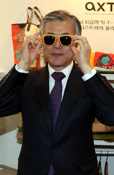 민주통합당 문재인 대선후보가 16일 오전 서울 코엑스에서 열린 제11차 세계한상대회 기업전시관을 방문, 한 기업체가 디자인한 선글라스를 써보고 있다.  연합뉴스