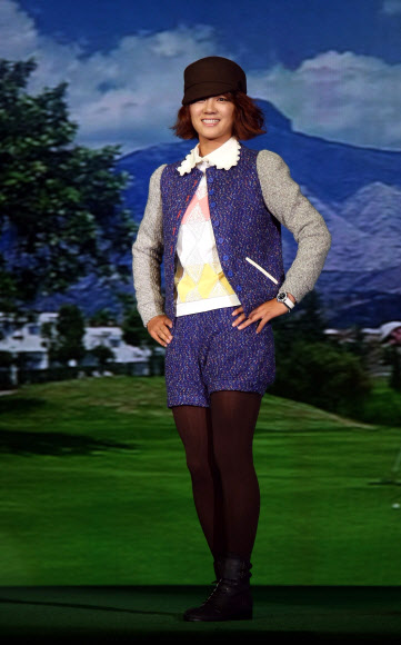 17일 인천 하얏트호텔에서 열린 ‘2012LPGA하나외환 챔피언십’ 공식 전야제 패션쇼에서 최나연이 워킹을 선보이고 있다. LPGA하나외환챔피언십 대회본부, 하나외환챔피언십 제공/연합뉴스