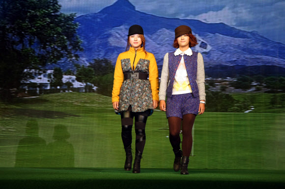 17일 인천 하얏트호텔에서 열린 ‘2012LPGA하나외환 챔피언십’ 공식 전야제 패션쇼에서 최나연과 박희영이 워킹을 선보이고 있다. LPGA하나외환챔피언십 대회본부, 하나외환챔피언십 제공/연합뉴스