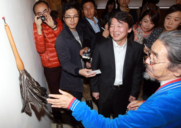 무소속 안철수 대선후보가 18일 오후 강원도 화천군 상서면 다목리 감성마을을 방문, 소설가 이외수씨와 함께 이외수문학관을 둘러보고 있다. 연합뉴스