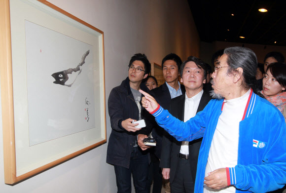 무소속 안철수 대선후보가 18일 오후 강원도 화천군 상서면 다목리 감성마을을 방문, 소설가 이외수씨와 함께 이외수문학관을 둘러보고 있다. 연합뉴스