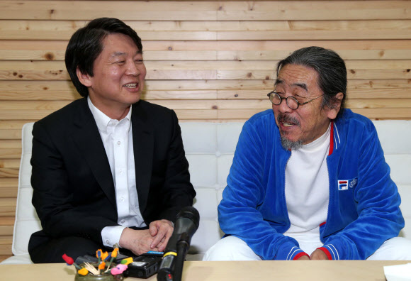 무소속 안철수 대선후보가 18일 오후 강원도 화천군 상서면 다목리 감성마을을 방문, 소설가 이외수씨와 담소를 나누고 있다.  연합뉴스