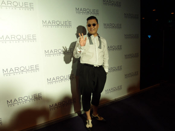 호주 전역을 ‘강남스타일’ 열풍에 빠뜨린 가수 싸이가 19일 0시(현지시간)께 시드니 달링하버에 있는 유명 나이트클럽 ‘마키(Marquee)’에 등장했다. 연합뉴스