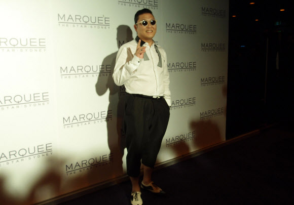 호주 전역을 ‘강남스타일’ 열풍에 빠뜨린 가수 싸이가 19일 0시(현지시간)께 시드니 달링하버에 있는 유명 나이트클럽 ‘마키(Marquee)’에 등장했다. 연합뉴스