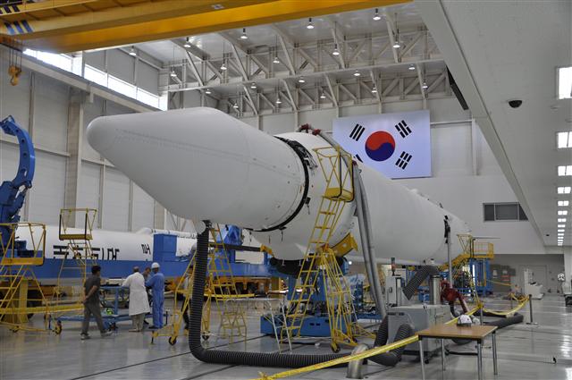 26일로 예정된 한국형 우주발사체 나로호의 세 번째 발사를 앞둔 21일 조립이 완료된 나로호가 전남 고흥 나로우주센터 조립동에서 위용을 뽐내고 있다.  한국항공우주연구원 제공
